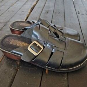 Predictions women’s Black Leather Slide Sandals with Buckle Accent